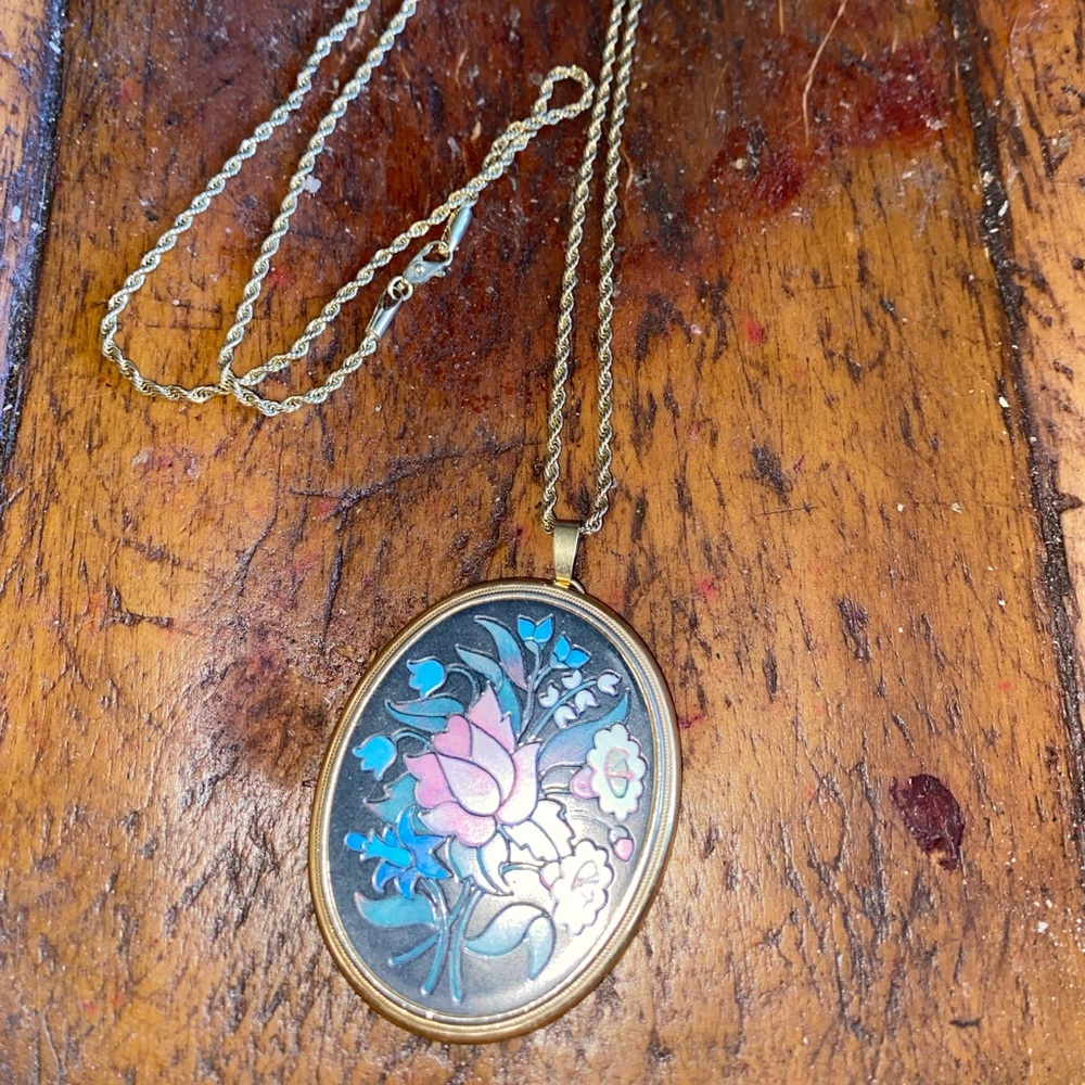 Vintage Avon Florentine black floral etched cameo style large pendant w 26 chain